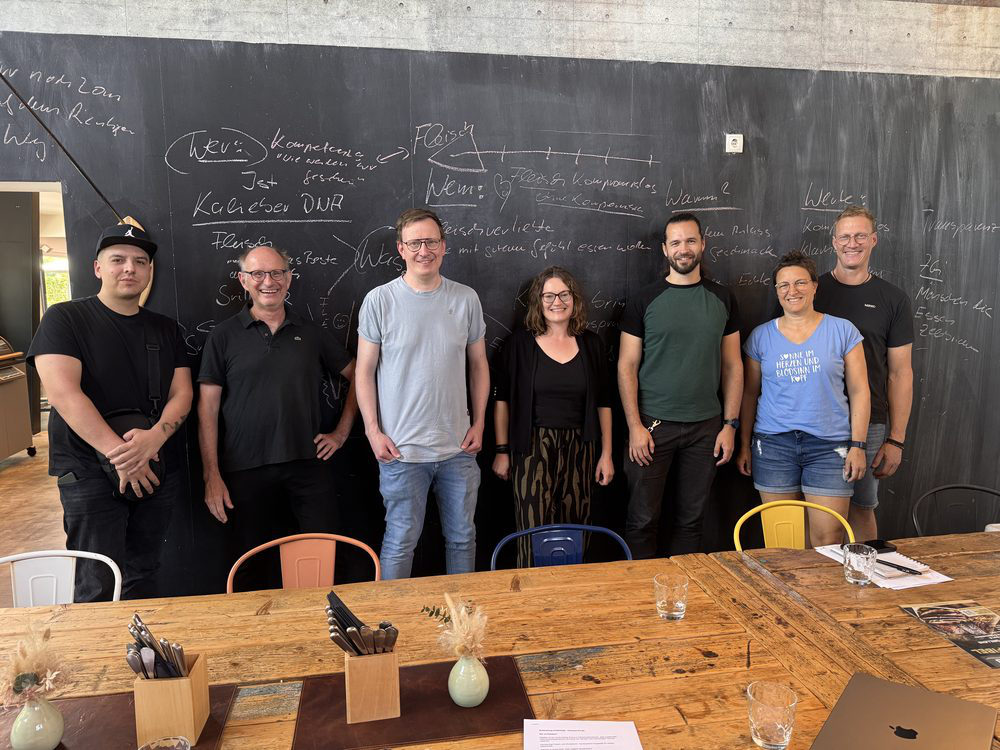 Gruppenfoto des Workshop-Teams vor der Kreidetafel