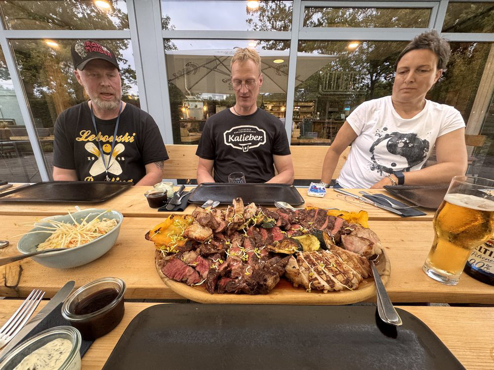 Gemeinsames Essen mit Grillplatte am Mittwochabend